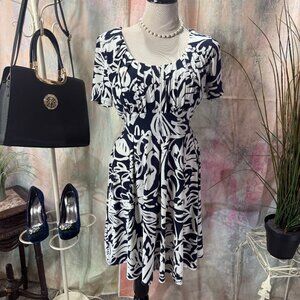 📌Julian Taylor Feminine Fit-and-Flare Style Floral Blue & White Short Dress